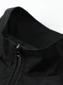 Jaket Pria Kerah Tegak dengan Resleting, Desain Saku Resleting dengan Dekorasi Garis, Pakaian Luar Lengan Panjang Minimalis dengan Manset - Hitam - View 3