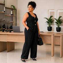 Conjunto feminino sofisticado Curve com colete sem mangas e calça pantalona preta com decote quadrado, ideal para o escritório e ocasiões formais. Detalhes em botões. - Preto - Visão 3