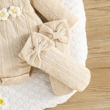 Sött vardagsset för babyflicka med ribbad body med volang och blombrodyr, krypdräkt, strumpor och pannband, flerdelat set - Kaki - Visa 8