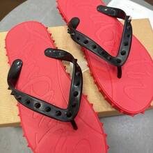 CL"Classic Retro 3D Riveted Red-Bottom Flip-Flops, Couple Beach Flat Toe Sandals, Casual Slip-Resistant Comfortable Flip-Flops - 黑紅 - 查看 3