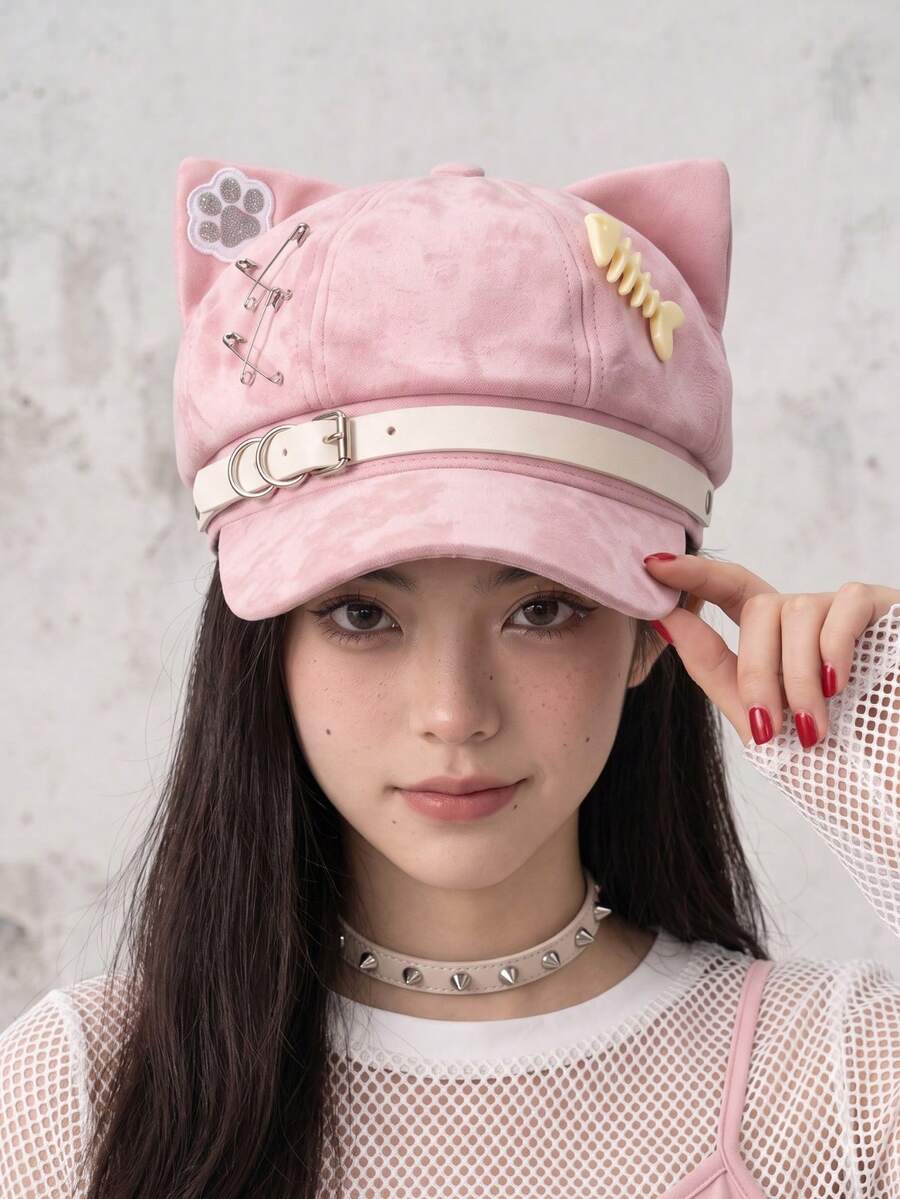 女款貓耳棒球帽，附爪印補丁、安全針與扣帶細節，新聞童帽款帽頂，適合 Y2K 街頭風與音樂祭穿搭