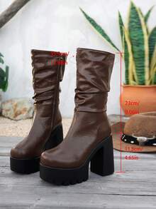 Botas Femininas 2026 Novas Bico Redondo Sola Grossa Botas de Tornozelo e Botas de Tornozelo Salto Grosso Aumento de Altura Versátil Outono/Inverno Botas Franzidas Femininas Novas Botas de Moda com Zíper Lateral - Castanho - Visão 5