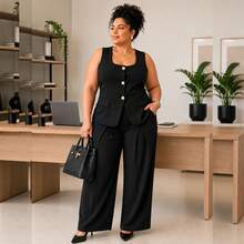 Conjunto feminino sofisticado Curve com colete sem mangas e calça pantalona preta com decote quadrado, ideal para o escritório e ocasiões formais. Detalhes em botões. - Preto - Visão 1