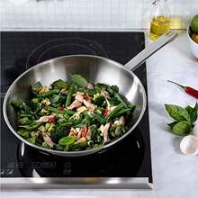 BK Bright - Sartén wok de acero inoxidable de 28 cm, mango Stay Cool, cocina profesional, acero inoxidable 18, 10, inducción, apta para horno hasta 230 °C, apta para horno, apta para lavavajillas - Ver 3