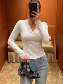 這款時尚女款長袖底層衣飾有蕾絲拼接設計，適合秋季運動穿著。 - 白色 - 查看 10