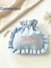 Tas Kosmetik Serut Motif Kotak-kotak Bordir Nama yang Dapat Disesuaikan, Tas Kosmetik Gaya Manis dengan Hiasan Ruffle, Cocok untuk Ulang Tahun Sahabat atau Souvenir Pernikahan, Tersedia Berbagai Warna (Termasuk Palet Warna Macaron), Tas Hadiah Kecil yang Lucu dan Elegan - MultiWarna - View 3