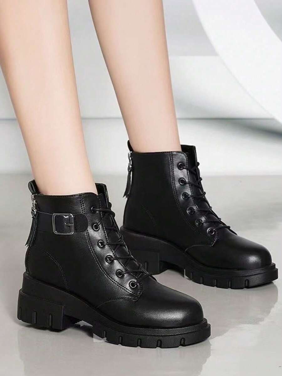 秋冬穿搭上衣搭配女款黑色軍裝風低跟靴,可搭配任何牛仔褲,前綁帶設計女靴 - 黑色 - 查看 1