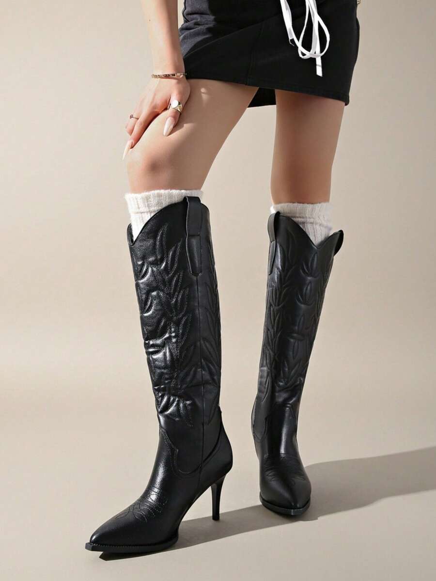 女款 2026 秋冬新款尖頭刺繡 V 型開口顯瘦高筒靴 - 黑色 - 查看 1