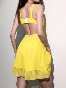 Vestido suelto de malla transparente con tirantes finos y hombros descubiertos que estiliza la figura - Amarillo - Ver 3