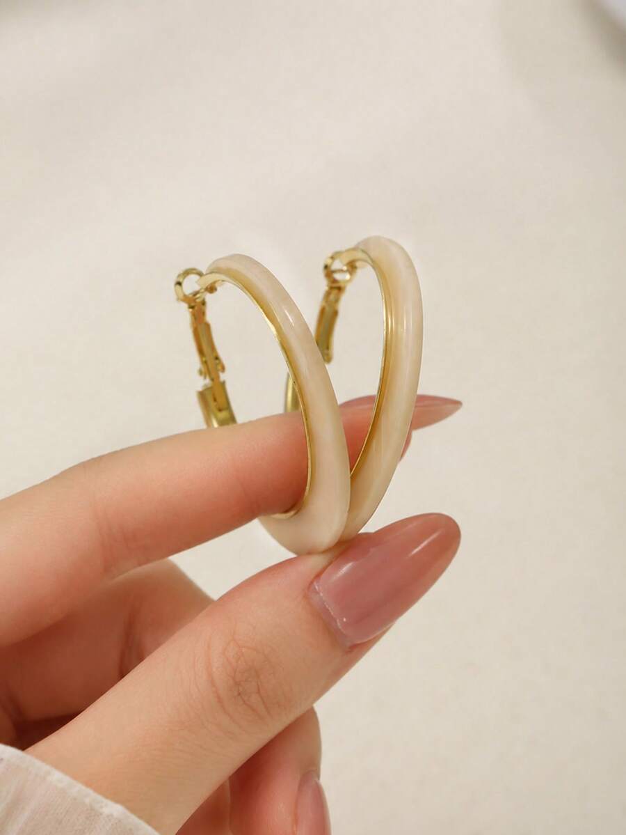 2件裝經典拼色樹脂圓環耳環,金色框架搭配斑點紋理,修飾臉型設計 - 白色 - 查看 1