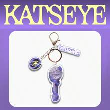 KATSEYE 官方應援棒造型壓克力鑰匙圈 3 件組,包含應援棒主體、團名長條片與 Logo 圓片,搭配薰衣草花飾打造精緻紫色風,雙面高畫質印刷附環氧樹脂工藝,耐磨防刮,配金屬龍蝦扣可掛於包包、鑰匙、卡夾,適合 HYBE 國際女團粉絲支持、收藏與裝飾的完美周邊禮物 - 彩色 - 查看 10