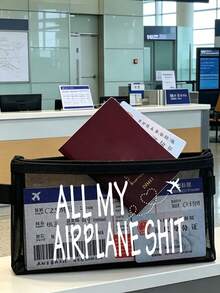飛機主題網格文件收納袋/護照收納包，多款飛機航線、旅行與英文字母印花，加厚透明網格布料，可視大容量，順滑拉鍊，輕便易攜。適用於旅行、度假、登機、護照、機票與文件收納，日常收據與文具整理，適合男女旅行者，返校季、旅行季禮物首選，送給熱愛旅行的朋友與家人的實用小禮物！ - 彩色 - 查看 11