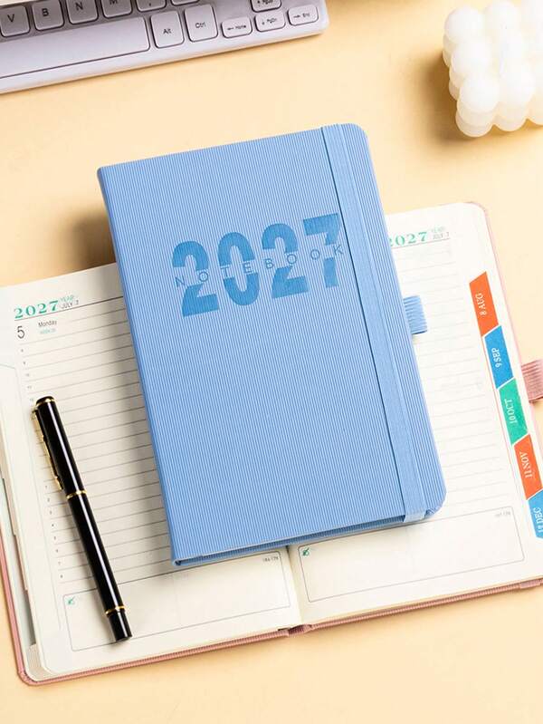 دفتر مخطط السنة الكاملة 2027، دفتر تقويم بغلاف صلب بلون موحد بسيط مع ختم رقائق معدنية، مخطط انضباط ذاتي مهني للمكتب، دفتر إدارة الوقت للطلاب، خيارات متعددة لألوان موراندي الموحدة مع غلاف مخطط عمودي، أرقام 2027 ثلاثية الأبعاد محفورة على الغلاف، ملمس فاخر ومظهر أنيق. يتميز الدفتر بالكامل بتفاصيل عملية ومدروسة: شريط مطاطي جانبي للإغلاق الآمن ومنع التشتت؛ حامل أقلام مدمج لتخزين الأقلام