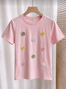 Camiseta feminina rosa de algodão com detalhes de flores coloridas em 3D, modelagem média e estilo casual. - Rosa chiclete - Visão 3