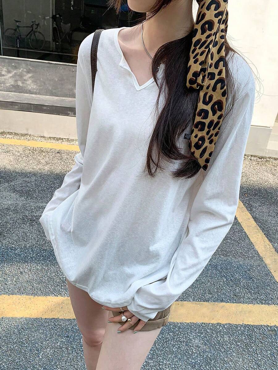 Kaos Lengan Panjang Leher V Wanita, Atasan Kasual Model Longgar Terbaru dengan Lapisan Dalam yang Melangsingkan - Putih - View 1
