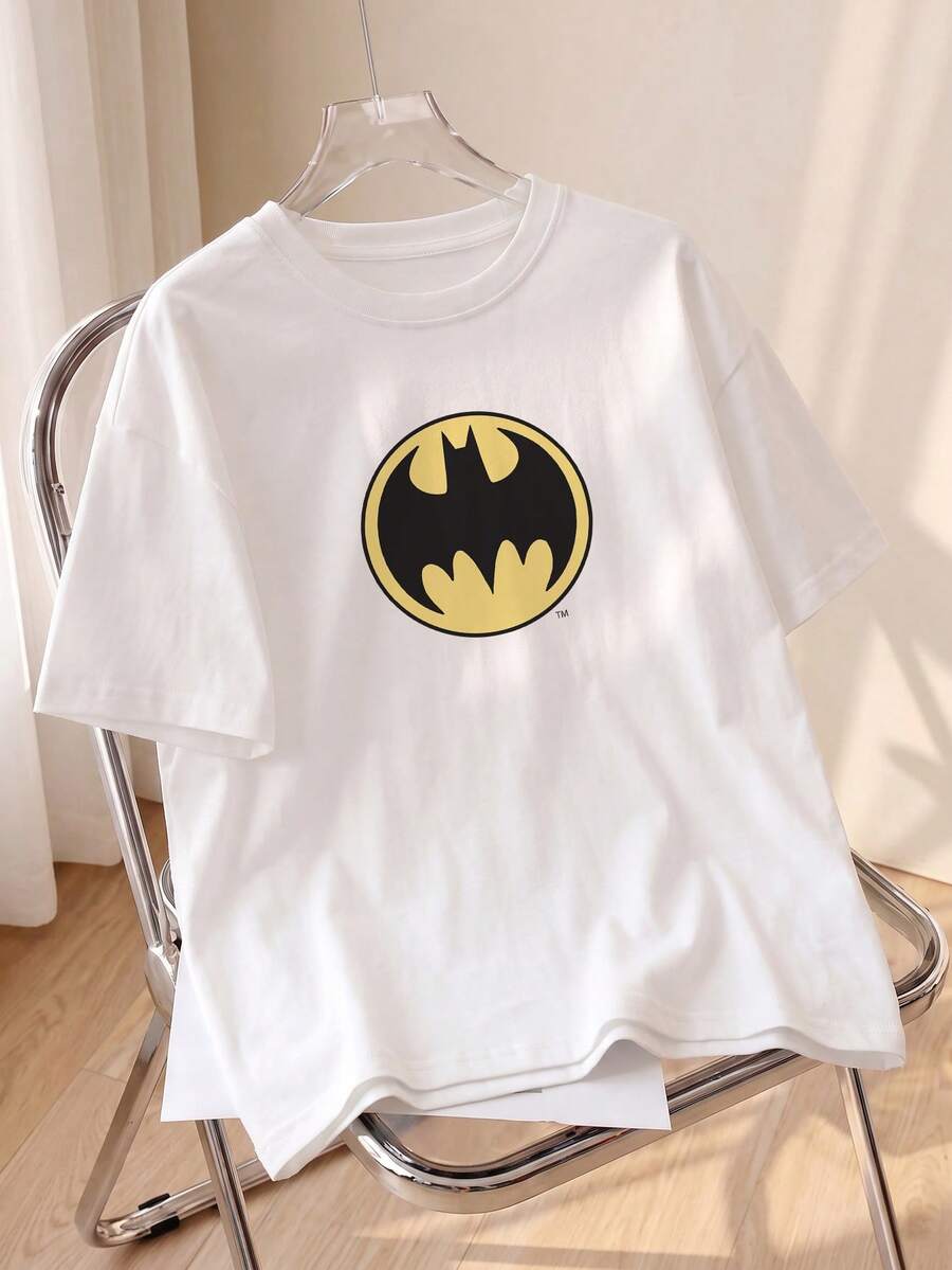 SHEIN X BATMAN Women Radial Line Bat Logo Crew Neck Tee, Loose Street Tops For Daily Outfit, Comic Con & Summer Party Occasions Casual White - White - View 1
