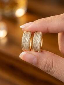 CHICAT Anting-anting Lingkaran Lebar Berlapis Emas untuk Wanita, Anting-anting Lingkaran Bertabur Batu Zirkonia Kubik, Perhiasan Fashion Berkilau yang Dipersonalisasi, Cocok untuk Pemakaian Sehari-hari dan Pesta, Pilihan Hadiah yang Sempurna - Anting Emas Berbentuk Oval U - View 5