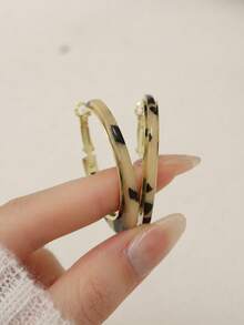 2pcs Classic Contrast Color Resin Hoop Earrings, Gold Frame With Spotted Texture, Flattering Face-Framing Design - Leopard Print - View 1