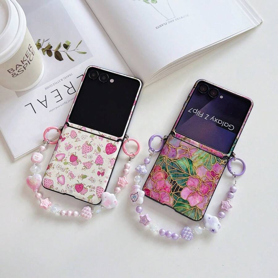 1PC, Gold Foil Outline Embroidered Ball Flower Leaf Print, White Background Pink Strawberry Floral Dual Pattern, Pink Purple Contrast Fresh Color Scheme, Side Dual Ring Buckle Design, Matching Same Color Cloud Star Heart Cartoon Beaded Hand Strap, Dual Color Plastic Connector Ring Accessory, Suitable For Samsung Galaxy Z Flip8, Galaxy Z Flip7, Galaxy Z Flip7FE, Galaxy Z Flip6, Galaxy Z Flip5