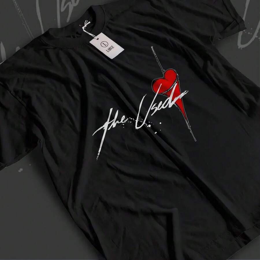 La Camiseta Usada - Camiseta de la Banda Emo Post-Hardcore - Camiseta con Corazón 'In Love and Death' - Unisex Tallas S a 5XL - Negro - Ver 1