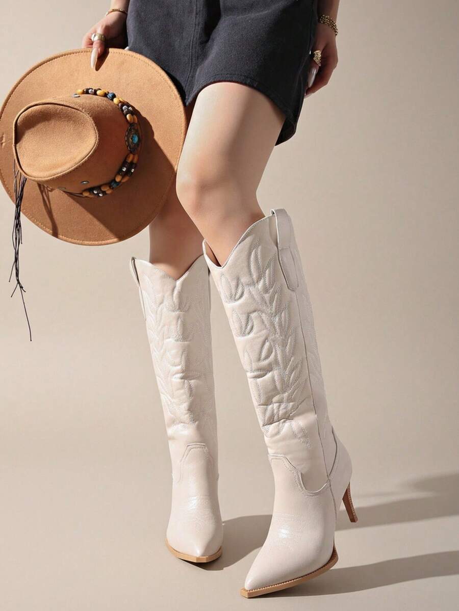 女款 2026 秋冬新款尖頭刺繡 V 領修身高筒靴 - 白色 - 查看 1