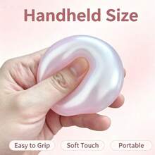1 pièce Balle squishy à l'huile de coco, jouet anti-stress à l'éclat perlé, balle à presser à la sensation d'huile douce, couleurs multiples, emballage en boîte d'affichage, jouet sensoriel mignon à tenir en main et cadeau de fête pour enfants et adultes--Style aléatoire - Multicolore - Voir 5