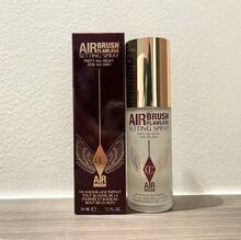 Charlotte Tilbury 保濕定妝噴霧 15ml / 34ml / 100ml – 水光妝感、防暈染、輕盈不黏膩、鎖妝16小時、適合所有膚質、旅行裝與正裝 - 無色 - 查看 10