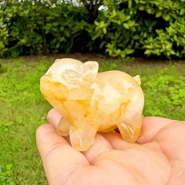 1pc Natural Crystal Pig Figurine, Hand Carved Gemstone Animal Model, Wealth-Bringing Feng Shui Pig Decor, Office Desk Healing Style Collectible, Creative Birthday Gift