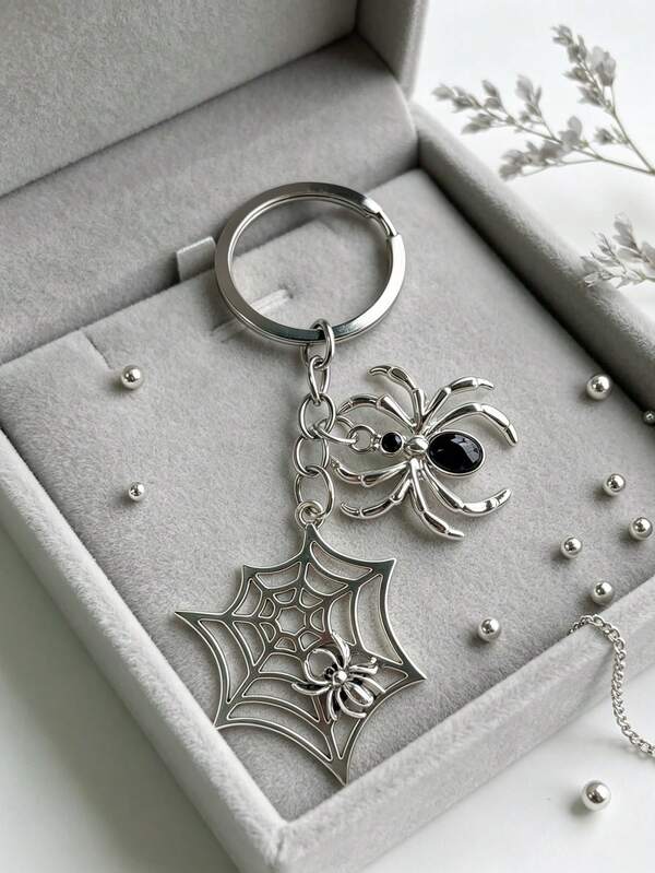 Llavero de araña con telaraña plateada, colgante creativo para mochila de uso diario, llavero a juego de Halloween, adorno para coche