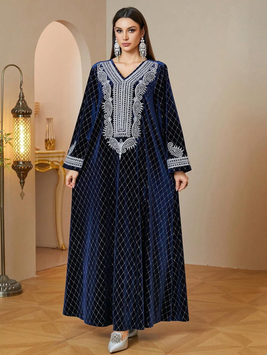 Middle Eastern Elegant Women's Autumn/Winter Velvet Long Kaftan Robe With V-Neck Design And Embroidered Details, Luxurious Formal Winter Dress