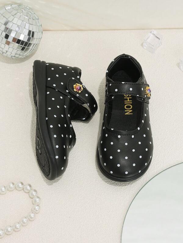 Zapatos Mary Jane con lunares para niñas, cuero sintético blanco y negro, zapatos de princesa para niñas pequeñas, cierre de gancho y bucle fácil de poner/quitar, suela suave antideslizante, versátiles para la escuela, actuaciones y uso diario