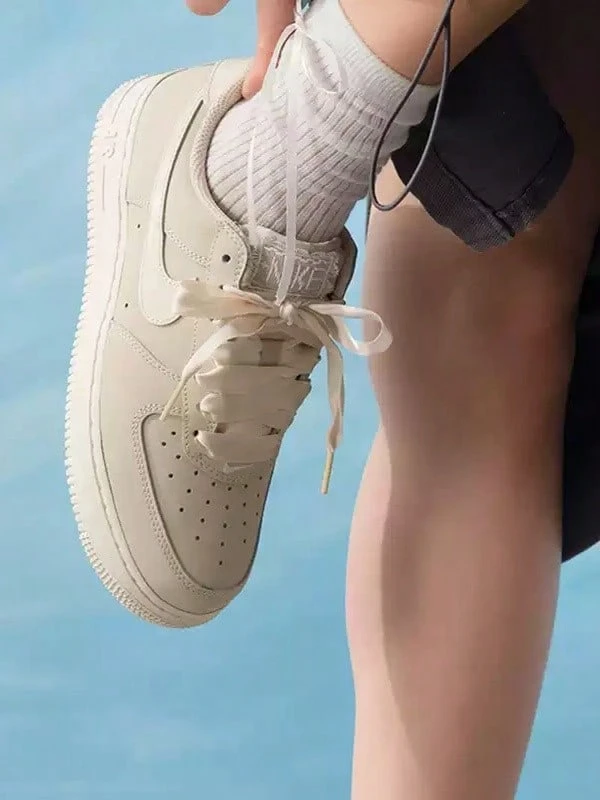 Nike Sepatu Sneakers Kasual Wanita AIR FORCE 1 AF1 Low-Top - Warna aprikot - View 1