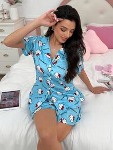 Noctvar OBM Sleepwear X Hello Kitty طقم بيجامة بناتي بطبعة هالو كيتي كاملة (قطعتان): بلوزة بأكمام قصيرة وياقة وأزرار أمامية مع شورت؛ ناعمة على البشرة، تسمح بمرور الهواء، وقصة واسعة - الأزرق - مشاهدة 3