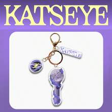 KATSEYE 官方應援棒造型壓克力鑰匙圈 3 件組,包含應援棒主體、團名長條片與 Logo 圓片,搭配薰衣草花飾打造精緻紫色風,雙面高畫質印刷附環氧樹脂工藝,耐磨防刮,配金屬龍蝦扣可掛於包包、鑰匙、卡夾,適合 HYBE 國際女團粉絲支持、收藏與裝飾的完美周邊禮物 - 彩色 - 查看 11