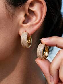 CHICAT Anting-anting Lingkaran Lebar Berlapis Emas untuk Wanita, Anting-anting Lingkaran Bertabur Batu Zirkonia Kubik, Perhiasan Fashion Berkilau yang Dipersonalisasi, Cocok untuk Pemakaian Sehari-hari dan Pesta, Pilihan Hadiah yang Sempurna - Anting Emas Berbentuk Oval U - View 4