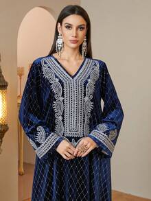 Middle Eastern Elegant Women's Autumn/Winter Velvet Long Kaftan Robe With V-Neck Design And Embroidered Details, Luxurious Formal Winter Dress - Navy Blue - View 4