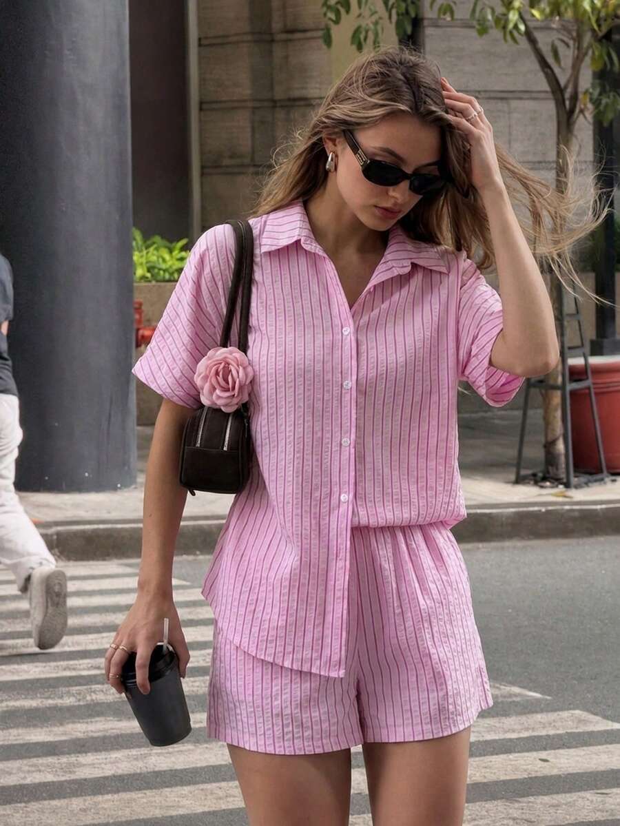 VIVINA 女士夏季时尚休闲简约条纹衬衫短裤两件套,纹理面料设计,女士夏季服装,女士沙滩装,女士度假装,女士休闲套装,女士粉色条纹套装,优雅 - 粉色 - 查看 1