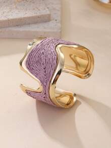 1pc Taro Purple Raffia Woven Metal Spliced Open Wide Cuff Bracelet, Women's Asymmetrical Wave C-Shaped Bangle, Beach Vacation, Autumn/Winter Maillard Outfit, Spring/Summer Picnic Camping, Best Friend Travel Photo Shoot, Daily Commute, Vintage Atmosphere Portrait, Long Dress Styling, Music Festival Casual Wear, Birthday Holiday Niche Gift - Lilac - View 10