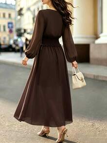Gaun Panjang Chiffon Warna Kopi Polos Elegan, Leher V, Lengan Panjang dengan Hiasan Kelopak Bunga, Pinggang Tinggi dengan Karet Ruffle, Gaun Wanita yang Mengalir - Kopi - View 3