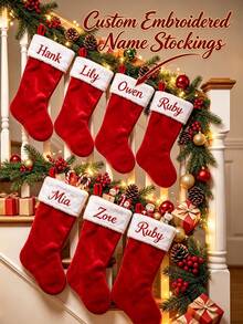 Calcetines navideños bordados personalizados, calcetines navideños con bordado de nombre personalizable! Tela de felpa roja clásica combinada con ribete de piel sintética blanca suave, admite bordado de nombre exclusivo, creando una decoración navideña única. Cuélgalos en las escaleras o en la chimenea para crear un ambiente acogedor, el Body espacioso del calcetín se puede llenar con caramelos y pequeños regalos. Decoración navideña esencial para familias, perfecta para combinar en fotos familiares, la mejor opción para regalos de Navidad. - Multicolor - Ver 3