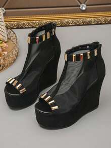 Sandal Wedges Wanita Ukuran Plus dengan Jala, Dekorasi Logam, Resleting Belakang, Ujung Terbuka, Model Tinggi, Gaya Punk, Sandal Wedges Hak Tinggi Sol Tebal Hitam untuk Musim Panas - Jaring hitam - potongan logam persegi panjang kecil - View 7