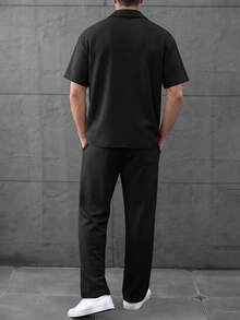 2 piezas Conjunto casual para hombre, camisa de manga corta con botones de resina en el cuello y pantalones largos con cordón, tela de poliéster texturizada, bolsillos dobles + logotipo distintivo, unicolor clásico - Negro - Ver 4
