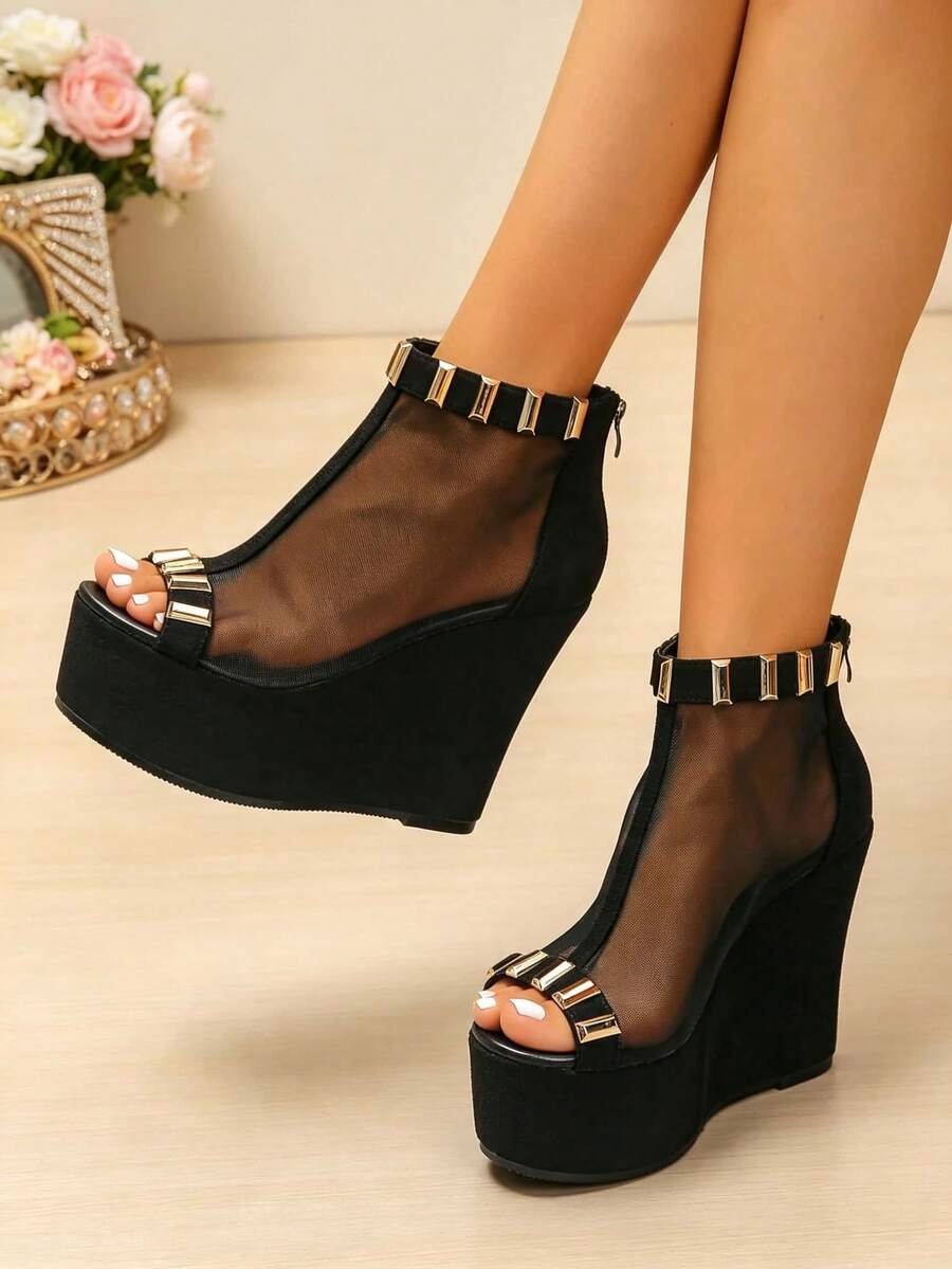 Sandal Wedges Wanita Ukuran Plus dengan Jala, Dekorasi Logam, Resleting Belakang, Ujung Terbuka, Model Tinggi, Gaya Punk, Sandal Wedges Hak Tinggi Sol Tebal Hitam untuk Musim Panas - Jaring hitam - potongan logam persegi panjang kecil - View 1