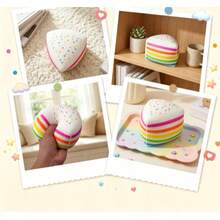 1 buah Mainan Squishy Kue Segitiga Realistis, Mainan Remas Berlapis Pelangi yang Sangat Menarik, Dekorasi Penghilang Stres Meja, Warna Garis Acak, Kemasan Acak - MultiWarna - View 3