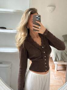 FOR BEAUTY كنزة صوفية كارديجان محبوكة ضيقة للنساء بياقة V وأزرار وحافة دانتيل بنية بأسلوب Y2K للخريف - بني شاي غامق - مشاهدة 3