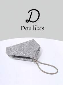Dou Likes 閃耀三角包，獨特三角 3D 輪廓，簡約出眾且辨識度高，飾以細緻閃爍材質，搭配同色系全水鑽手柄與腕帶，在光線下璀璨閃耀，適合晚宴、婚禮、生日宴等正式場合，亦可日常配戴或逛店提升氛圍，完美掌控場景，輕鬆成為目光焦點 - 銀色 - 查看 3