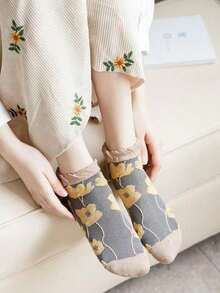 5/10/20 Pairs Random Style Women's Vintage 3D Embossed Court Style Fashion Versatile Comfortable Breathable Short Socks - Multicolor - View 6