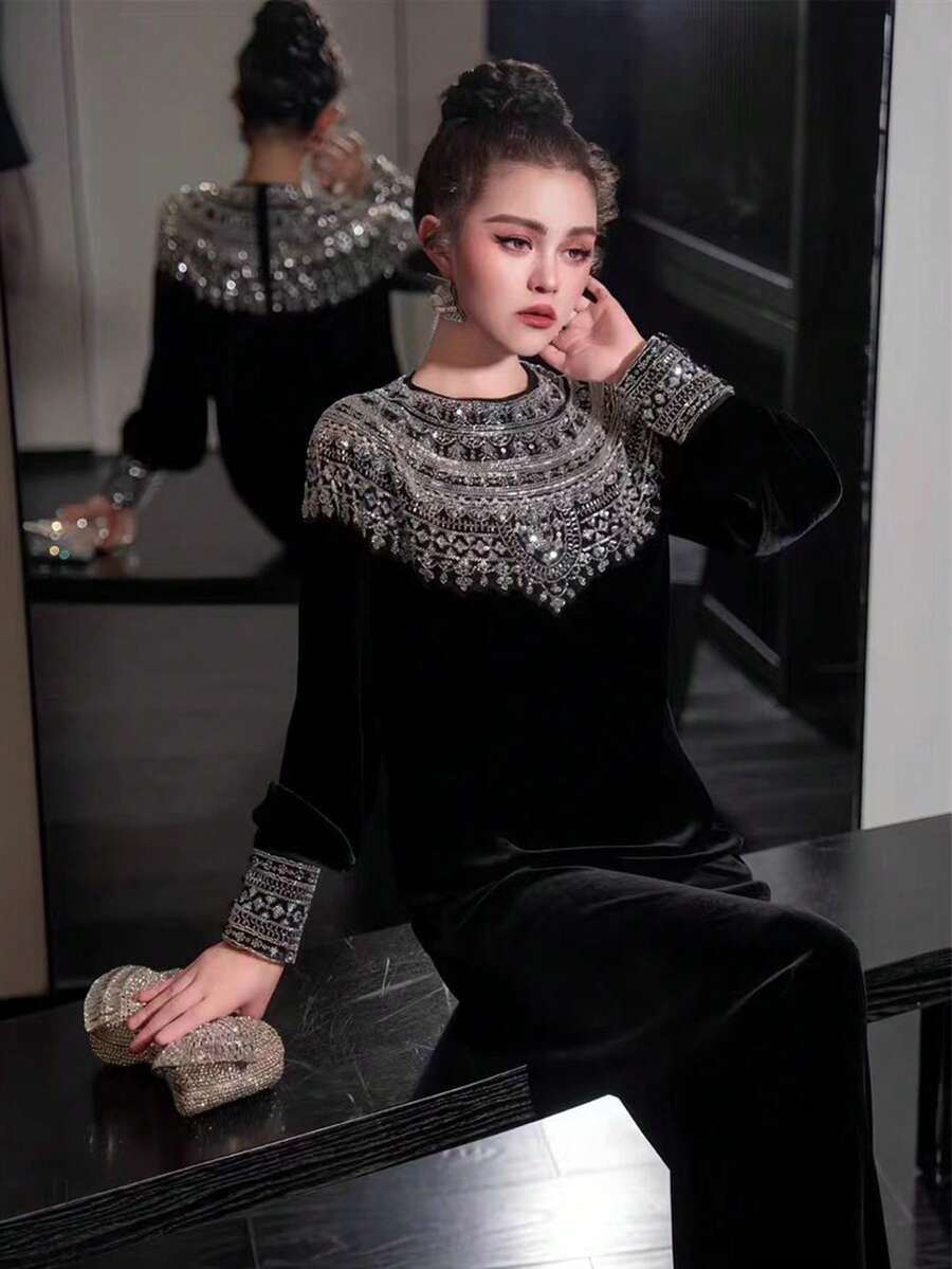優雅女款長袖天鵝絨針織洋裝，圓領設計搭配花卉領飾，適合秋冬穿著 - 黑色 - 查看 1