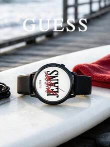 GUESS 中性復古三角問號 Logo 系列手錶，圓盤面壓紋 Logo，多色矽膠錶帶，休閒街頭風石英腕錶 - 白色 - 查看 3