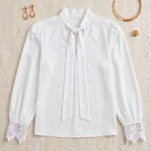 Women's White Blouse With Bow Neckline And Contrasting Lace Cuffs, Elegant Long-Sleeve Blouse With Puff Sleeves And Knot Detail, Regular Fit. - 米白色 - 查看 4